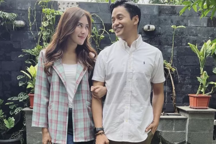 Suami Foto Bergandengan dengan Syahnaz Sambil Tatapan, Netizen Peringati Istri Adly Fayruz Untuk Hati-hati (Gorajuara.com/dok: Instagram @aldyfayruz)