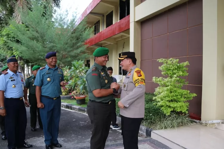 Danrem 162 WB, Brigjen TNI Agus Bhakti, S.I.P., M.I.P. datangi Polda NTB ucapkan selamat HUT Bhayangkara ke 77.   (Suara Karya/Ist)