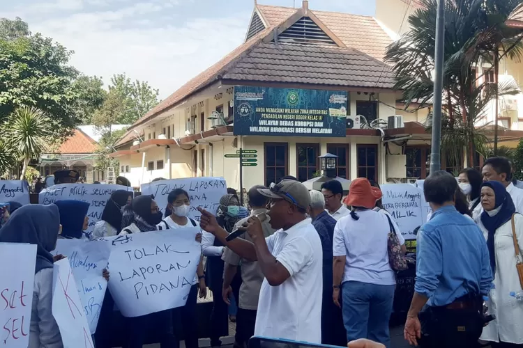 Massa PSBB melakukan aksi di depan Pengadilan Negeri Kota Bogor.
