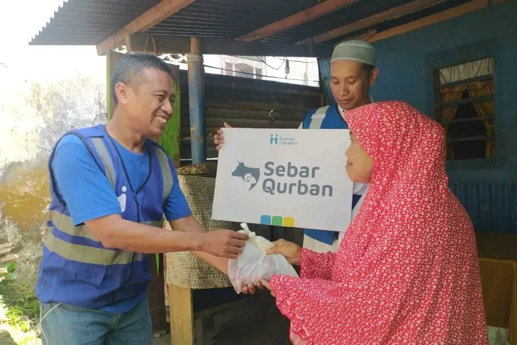 Relawan dari Human Initiative (HI) menyerahkan  daging kurbsn kepada penerima manfaat di salah satu wilayah di Jawa Tengah, Kamis (29/6/2023).