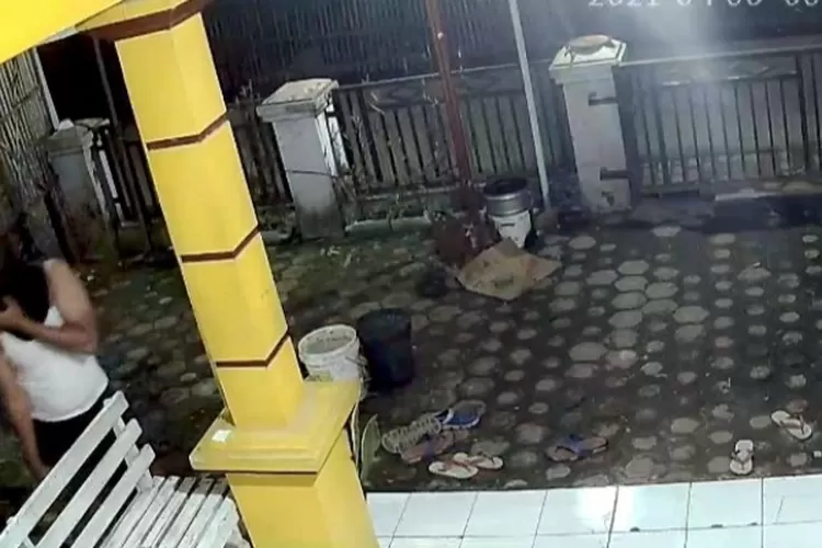 Terduga pelaku pencurian celana dalam di Sukabumi yang terekam CCTV. (istimewa) 