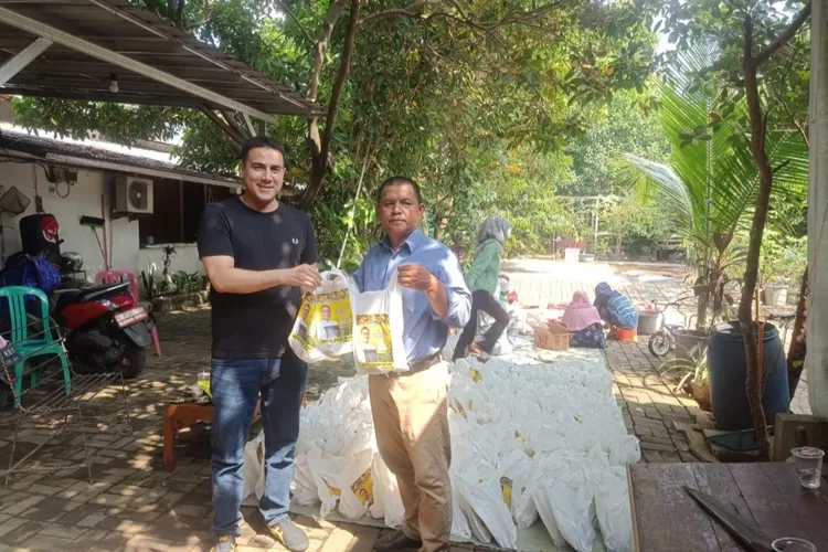 Politisi Muda Partai Golkar Nofel Saleh Hilabi (kiri) berkesempatan melaksanakan kurban sebanyak 8 ekor Sapi Limosin dan 11 ekor kambing kepada sejumlah ormas dan tokoh masyarakat di Kota Bekasi dan Kota Depok, Jawa Barat (AG Sofyan )