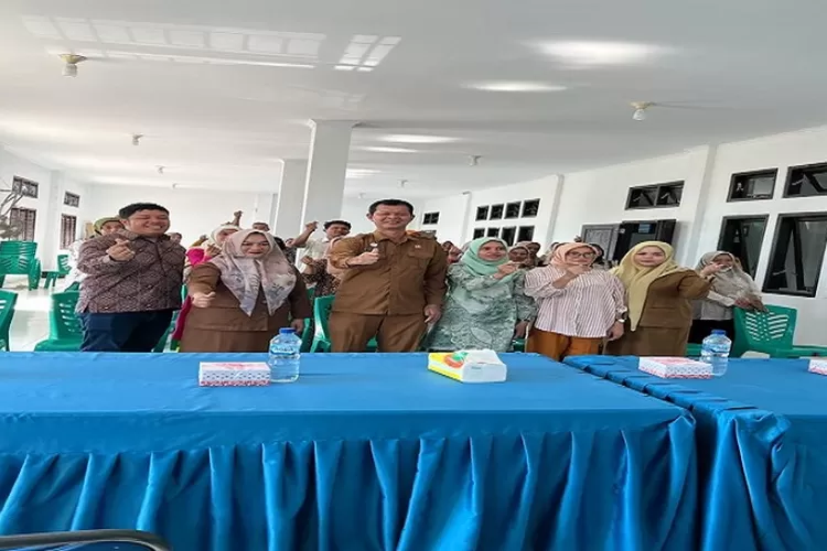 Kepala Dinas P3A dan P2KB Paluta Hasbullah Harahap SSos bersama para petugas pendata PK23 usai mengikuti workshop (Realitasonline.id/ASR)