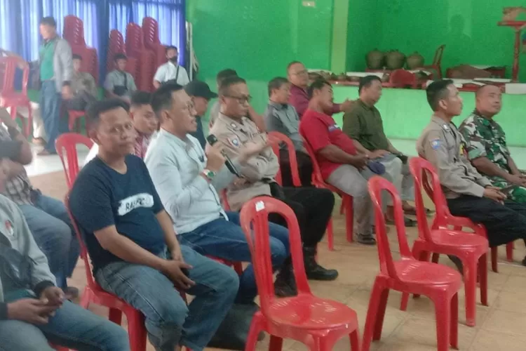 Mediasi warga di Kelurahan Pringrejo, Kecamatan Pekalongan Barat yang menolak jalan kampungnya dilewati truk matrial.  (Dok)