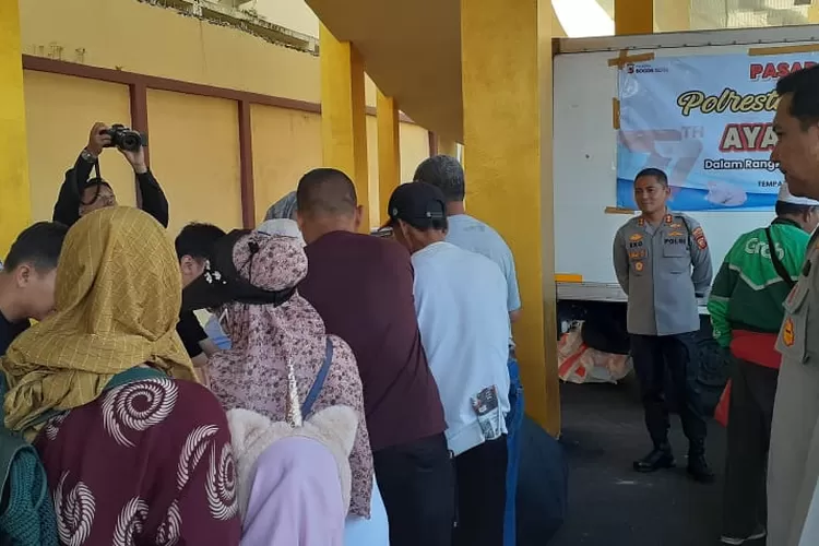 Sediakan 2000 Ekor, Pasar Murah Ayam Potong Polresta Bogor Kota Diserbu Pembeli (Riky Iskandar)