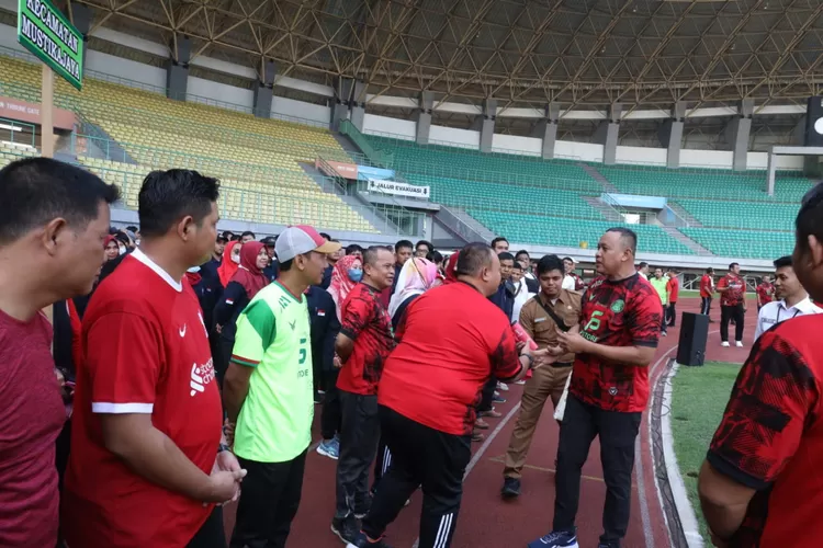 Plt Wali Kota Bekasi Tri Adhianto bersama para pegawai non ASN. (Pemkot Bekasi)