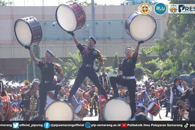 Drumband PIP Semarang Curi Perhatian di Kirab Kebangsaan Hari Bhayangkara ke-77