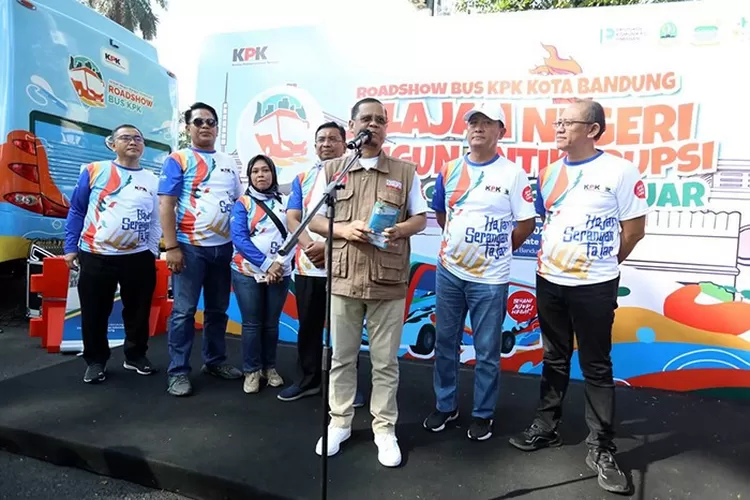 Pimpinan DPRD Kota Bandung menghadiri acara Road Show Bus KPK &ldquo;Jelajah Nusantara,&rdquo; di Gedung Sate, Bandung, kemarin ini. Robby/Humpro DPRD Kota Bandung.
