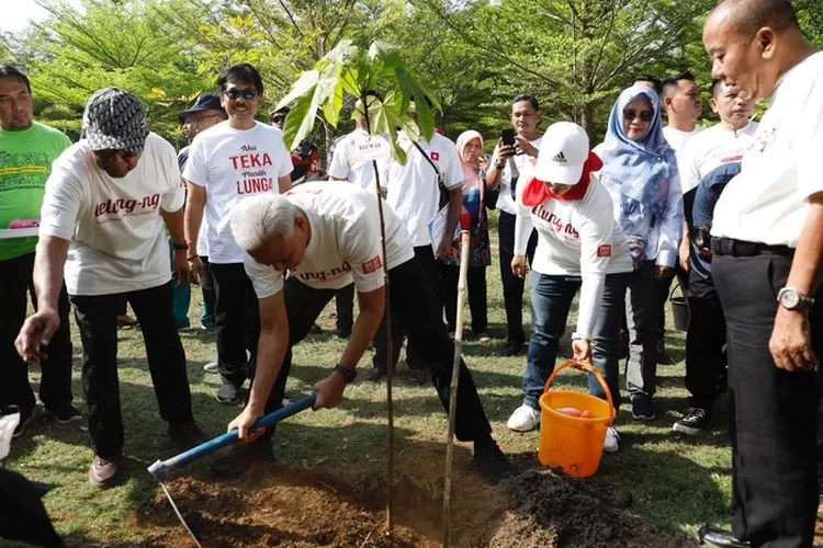 Ganjar bersama Bupati Tegal, Umi Azizah melakukan penanaman pohon langka di Taman Bungah Slawi, sebagai rangkaian peringatan Hari Lingkungan Hidup Sedunia. (dok)
