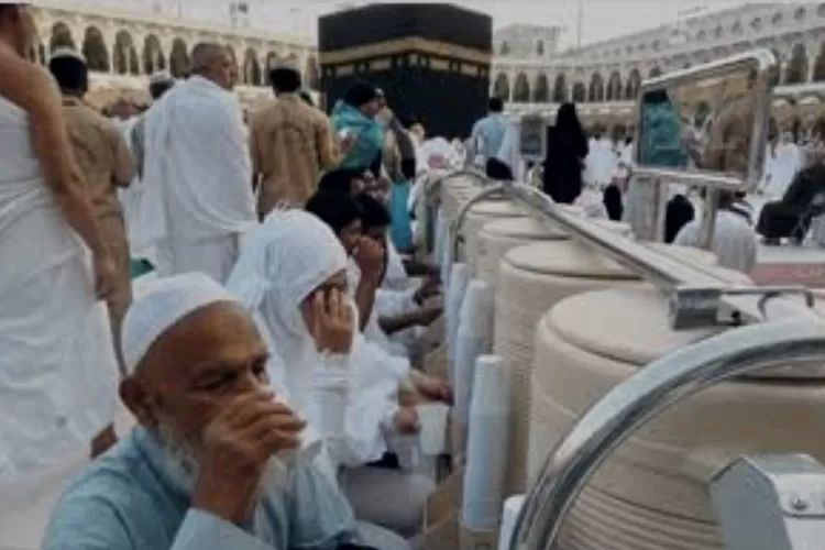 (Ilustrasi) Jemaah haji sedang meminum air zam zam yang ada diarea Masjidil Haram Mekkah - Foto: Istimewa  (Istimewa )