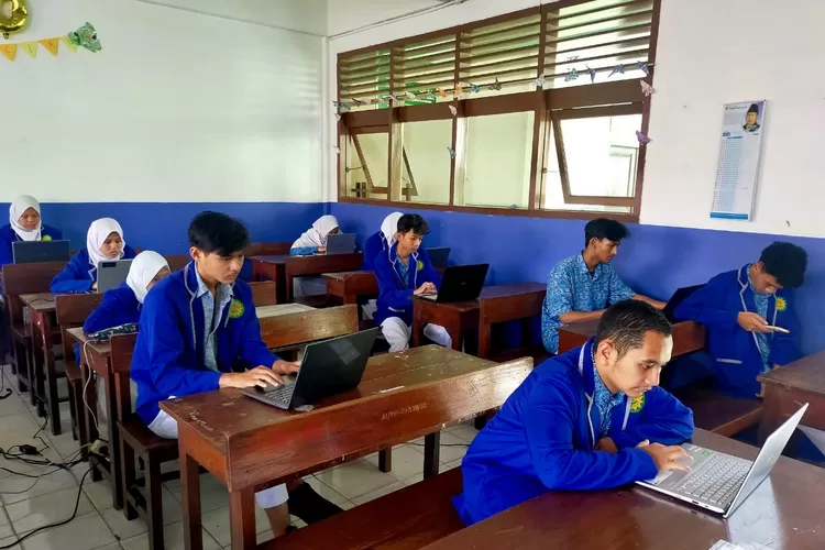 (Ilustrasi) Santri Pesantren Persatuan Islam (Persis) 69 Matraman, Jakarta Timur sedang mengikuti ujian - Foto: Istimewa