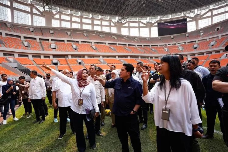 Ketum PSSI Erick Thohir saat meninjau Jakarta International Stadium (JIS) (Twitter @erickthohir)