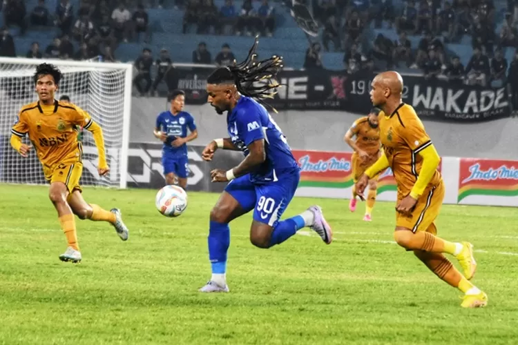 Pemain PSIS Semarang Carlos Fortes saat berduel dengan pemain belakang Bhayangkara Presisi Indonesia FC, Anderson Sales. (Ayosemarang.com/ Audrian Firhannusa)