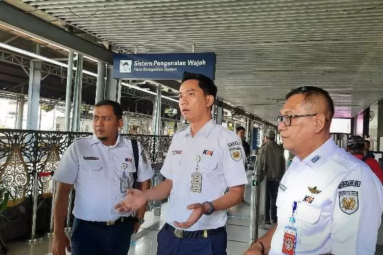 Kepala Daop 6 Yogyakarta Bambang Respationo di Stasiun Solo Balapan (Endang Kusumastuti)