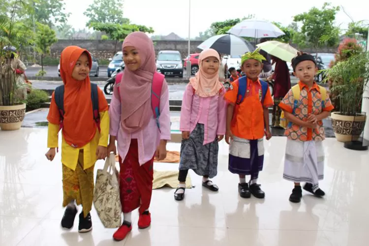 Siswa Bisa Pakai Baju Adat Ke Sekolah, Ini Aturan Baru Seragam Sekolah ...