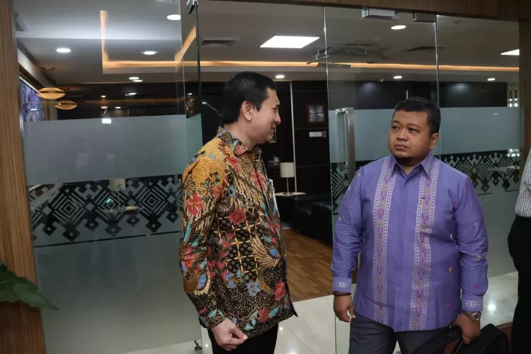 Bupati Tapsel Dolly Pasaribu bersama Babay Parid Wazdi yang resmi diangkat menjadi Dirut PT. Bank Sumut yang baru melalui RUPS-LB PT Bank Sumut yang dipimpin Gubsu Edy Rahmayadi  Realitasonline.id/ dokumen