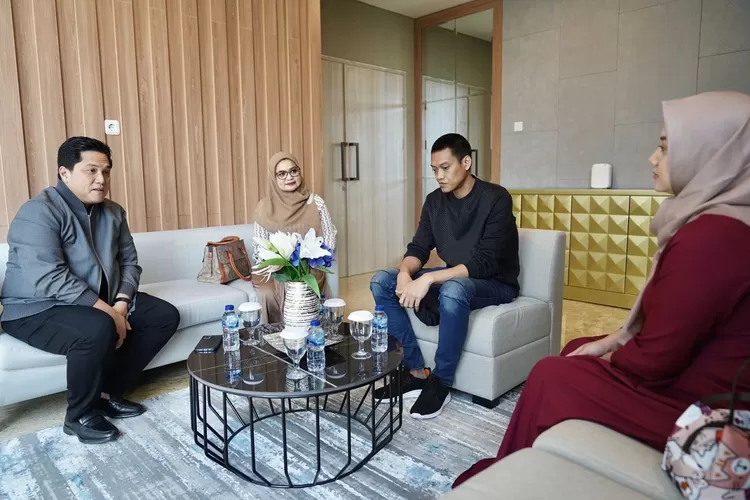 Kurnia Meiga dan istri, Azhiera Adzka Fathir mengucapkan terima kasih kepada Ketua Umum  PSSI Erick Thohir.