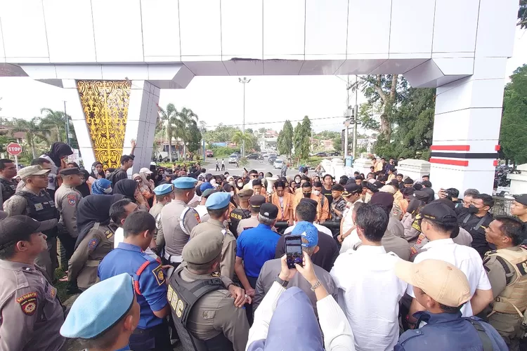 Respon aksi unjuk rasa di Balai Kota Bukittinggi, Sekda Martias Wanto temui mahasiswa Universitar Fort de Kock (Harianhaluan.com/Vesco)
