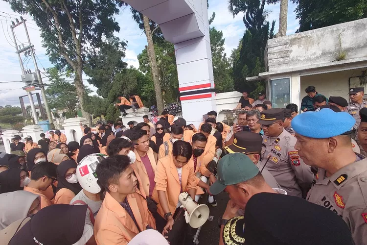 Pengunjuk rasa dari Universitas Fort de Kock mulai membubarkan diri setelah berdialog dengan Sekda Kota Bukittinggi (Harianhaluan.com/Vesco)