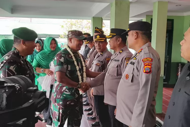 Kapolres Padangsidimpuan AKBP Dwi Prasetyo Wibowo, diwakili Kasi Humas Kompol Lindung Sihaloho bersama Forkopimda se-Tabagsel menyambut kunker Danrem 023/KS Kolonel Inf. Lukman Hakim ke Kodim 0212/Tapsel di Jalan Imam Bonjol, Kota Padangsidimpuan Realitasonline.id/ RI