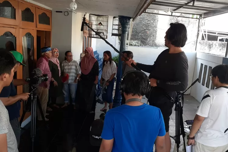 ADU AKTING : Komunitas Lapak Humor Indonesia (Lamorindo) Entertainment saat proses produksi film yang bekerjasama dengan TVRI DKI. DOK. PRIBADI