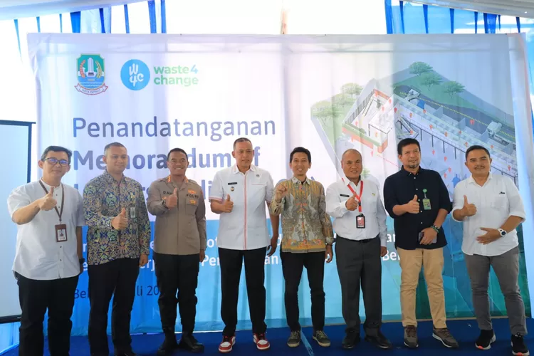 Plt Wali Kota Bekasi Tri Adhianto lakukan kerja sama atasi sampah di Kota Bekasi. (Pemkot Bekasi)