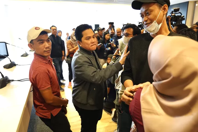 Ketua PSSI Erick Thohir (tengah) bersama Kurnia Meiga