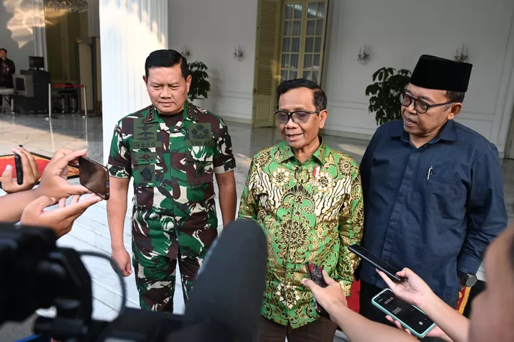 Menko Polhukam Mahfud MD melaporkan kondisi terkini kasus Panji Gumilang.  (BPMI Setwapres)