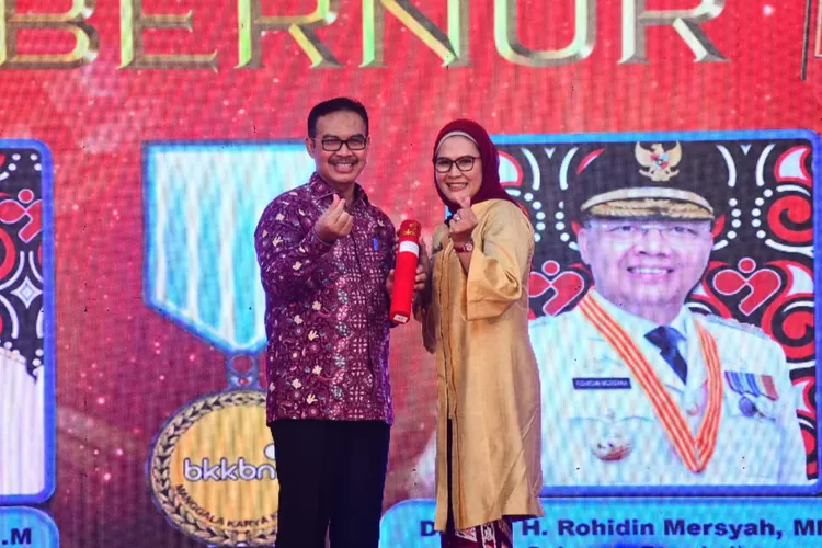 Bupati Indramayu Hj Nina Agustina (Kanan) didampingi Kepala&nbsp;BKKBN,&nbsp;Hasto Wardoyo saat menerima penghargaan Manggala Karya Kencana pada Selasa Selasa (4/7/2023). (FOTO: Humas)
