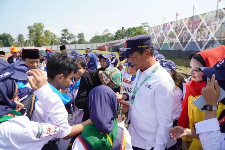 Ketua  PMI DKI Jakarta Rustam Effendi  berdialog  dengan salah seorang anggota PMR DKI  di sela-sela Jumbara di Kalianda, Lampung, Selasa (4/6/2023). 