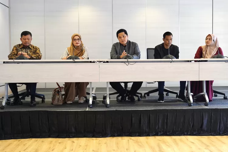 Kurnia Meiga mendapat bantuan dari Ketua PSSI Erick Thohir (dok. tim promedia)