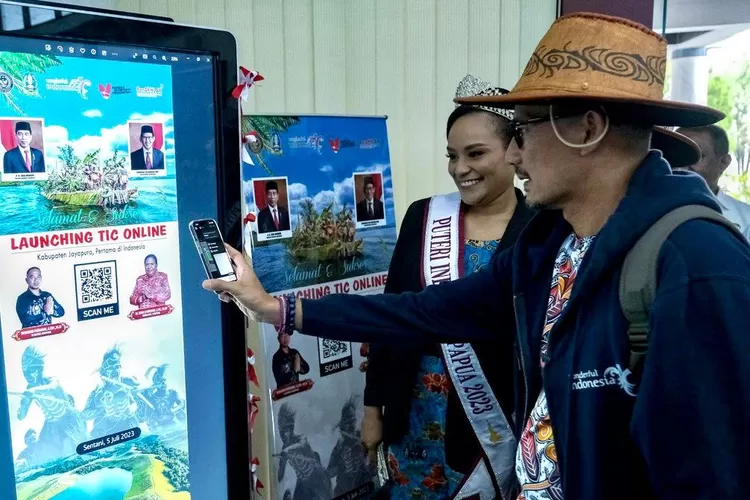 Menparekraf Sandiaga Salahuddin Uno meluncurkan Tourist Information Center (TIC) di Bandara Dortheys Hiyo Eluay (DJJ) sebagai upaya penyediaan sarana informasi bagi wisatawan yang berkunjung ke Jayapura, Papua, (5/7/2023). (Foto: Kemenparekraf.go.id)