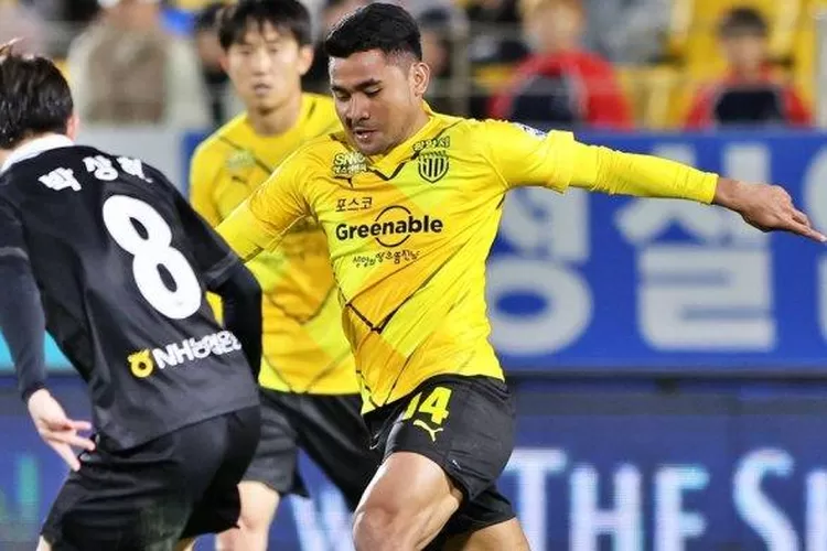 Pemain Jeonnam Dragons, Asnawi Mangkualam ketika menghadapi Cheongju FC. (Jeonnam Dragons Facebook)