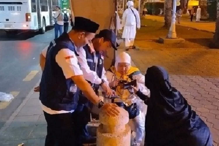 LAYANI : Kepala Kemenag Kota Depok, Enjat Mujiat saat berinteraksi dengan jemaah haji di tanah suci Mekkah. (Kemenag Depok For Radar Depok)