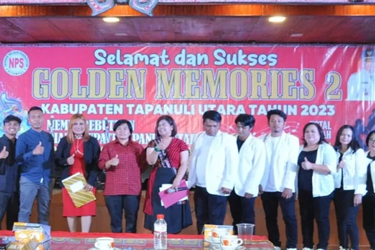 Ketua Panitia Dahlia Simorangkir foto bersama dengan finalis Golden Memories  (Realitasonline.id/Marudut Nainggolan)