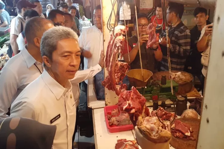 Wakil Wali Kota Bogor Dedie Rachim saat memeriksa daging sapi di Pasar Bogor, Kota Bogor. (Dok pribadi)
