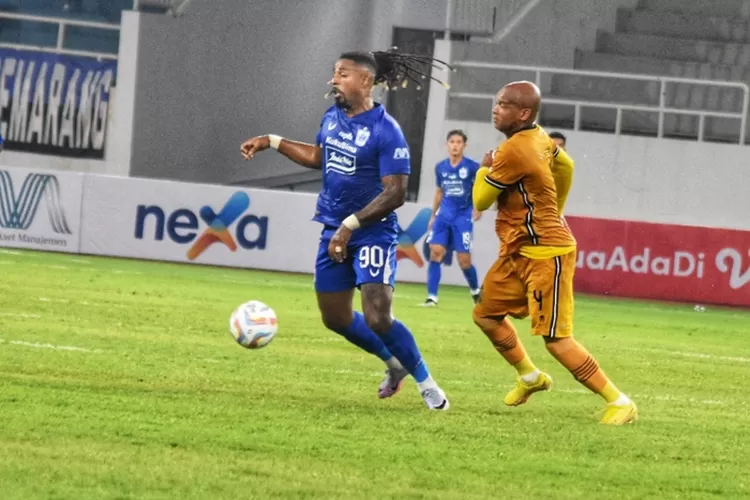 Carlos Fortes saat berduel dengan bek Bhayangkara Presisi Indonesia FC, Anderson Sales. Fortes jadi pencetak gol pertama buat PSIS Semarang di Liga 1.  (Ayosemarang.com/ Audrian Firhannusa)