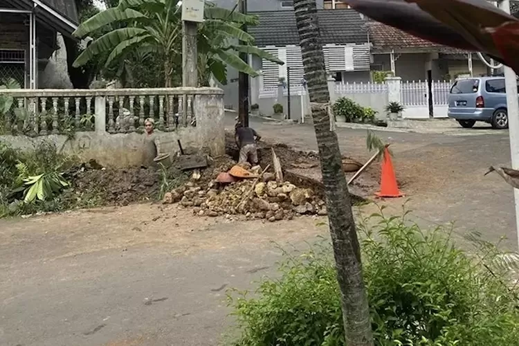 Proses pembangunan drainase di RW3 Kelurahan Sukmajaya.