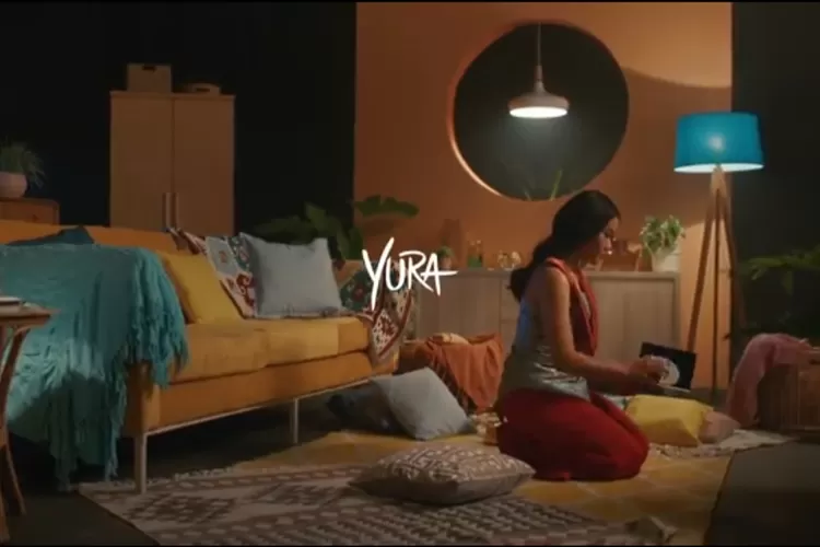 Yura Yunita dalam MV Lihatlah Lebih Dekat. Sumber YouTube.