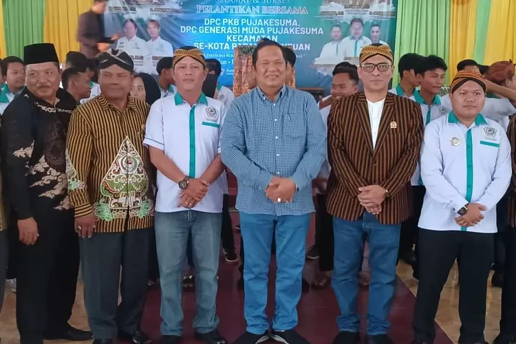 Bendahara Umum DPP Pujakesuma Joko Susilo (pakai kaca mata), foto bersama dengan Wali Kota Padangsidimpuan Irsan Efendi Nasution, di sela menghadiri pelantikan DPC KB dan GM Pujakesuma, Minggu (2/7/2023). Realitasonline.id/ RI