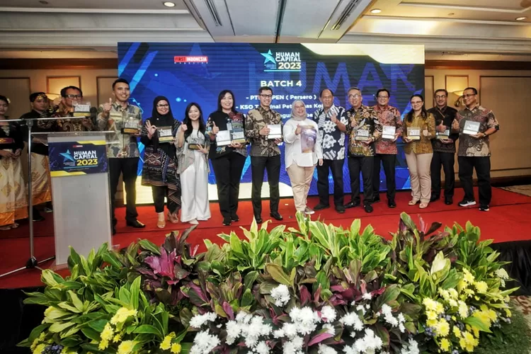 Dirut bank bjb syariah Raih The Best CEO Focus on HC dari HCRE Award 2023