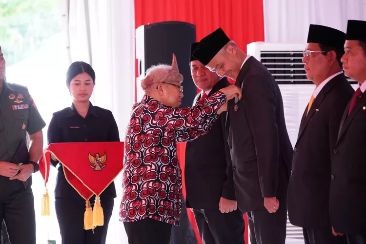 Wapres Ma'ruf Amin menyematkan Tanda Kehormatan Tertinggi Satyalancana Wira Karya Tahun 2023 pada Ganjar Pranowo. 