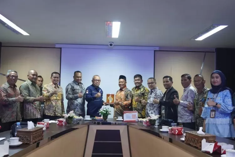 Diskominfo Kota Bukittinggi menerima kunjungan dari anggota DPRD Kota Dumai. (dok. Diskominfo)