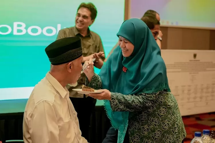 Gubernur Sumatera Barat Mahyeldi Ansharullah ungkap isi hati karena ditinggal sendiri di Sumbar dan merasa rindu sang istri yang berangkat Haji. (Instagram @mahyeldisp)
