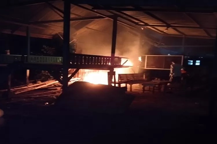 Balai Pengajian Muhammadiyah di Desa Sangso Kecamatan Samalanga saat dilalap api akhir Mei lalu (Realitasonline.id/AJ)