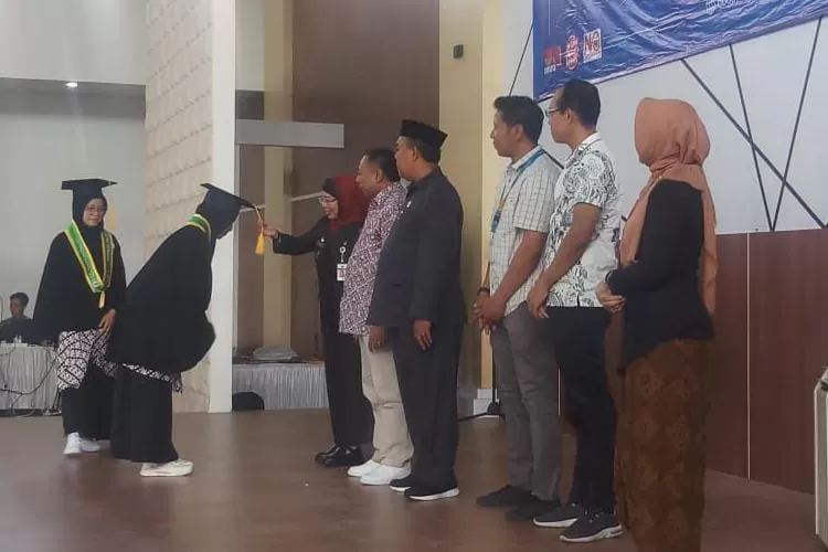 Penjabat Bupati Batang Pj Bupati Batang Lani Dwi Rejeki saat mewisuda pendidikan Program Guru Penggerak di Gedung Guru Batang, Kamis 6 Juli 2023. Foto: Muslihun kontributor Batang.