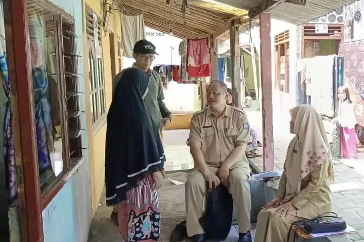 ABADIJAYA - Pemerintah Kota (Pemkot) Depok terus memberikan bantuan perbaikan Rumah Tidak Layak Huni (RTLH) bagi warga prasejahtera yang ada di wilayah. Salah satunya di Kelurahan Abadijaya, Kecamatan Sukmajaya. Lurah Abadijaya, Sodik Murdiono mengatakan, tahun ini, terdapat 50 RTLH di wilayahnya ya