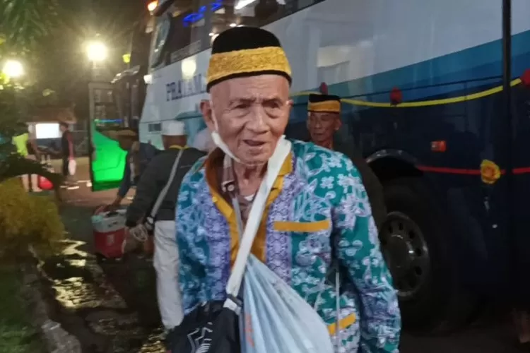 Haji tertua Indonesia, Harun Senar Muhammad turun dari bus tanpa dibantu menggunakan kursi roda sesampainya di Asrama Haji Debarkasi Surabaya, Kamis dini hari (6/7/2023).  (ANTARA/Hanif Nashrullah)