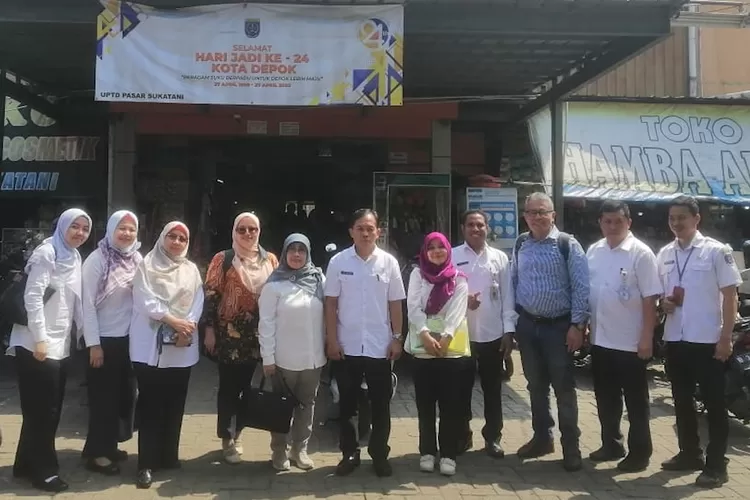 TINJAU : Dinas Perdagangan dan Perindustrian (Disdagin) Kota Depok mengecek keadaan Pasar Sukatani. Kegiatan ini untuk mengecek seluruh fasilitas yang ada. (ANDIKA EKA/RADAR DEPOK)