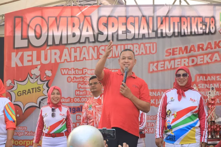 Plt Wali Kota Bekasi Tri Adhianto membuka pesta olahraga di Kelurahan Sumur Batu. (Pemkot Bekasi)